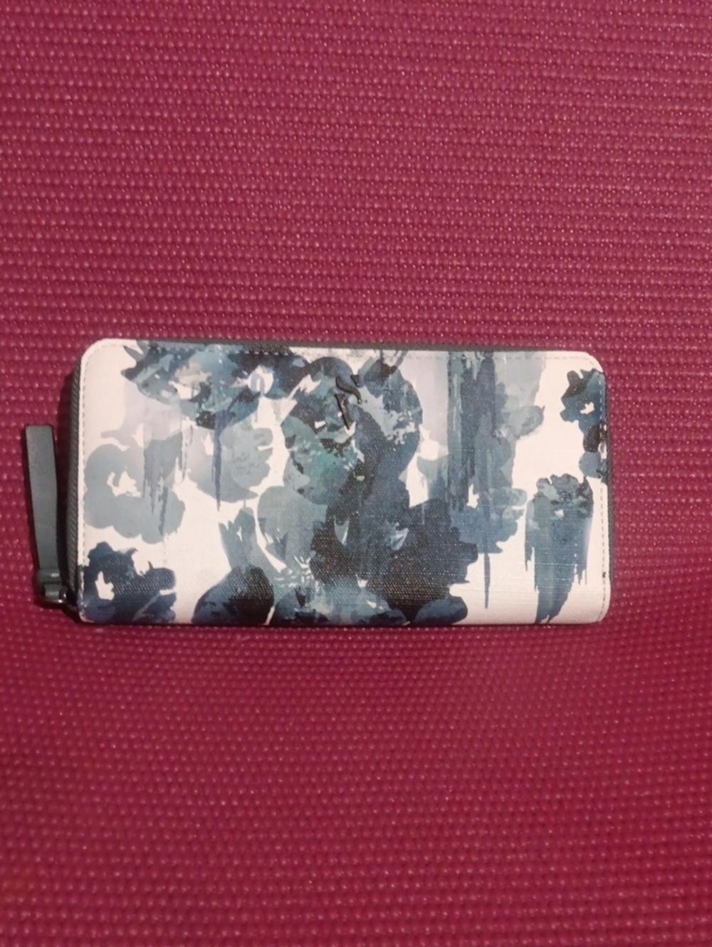 Simply Vera Vera Wang White Wallet with Blue Floral Brushstroke Print